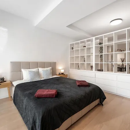 Apartman Lam Cream Old Town Balcony & Ac Pozsony