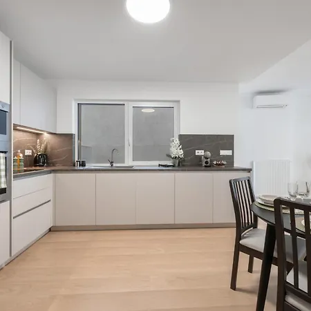 Lam Cream Old Town Balcony & Ac Διαμέρισμα Μπρατισλάβα